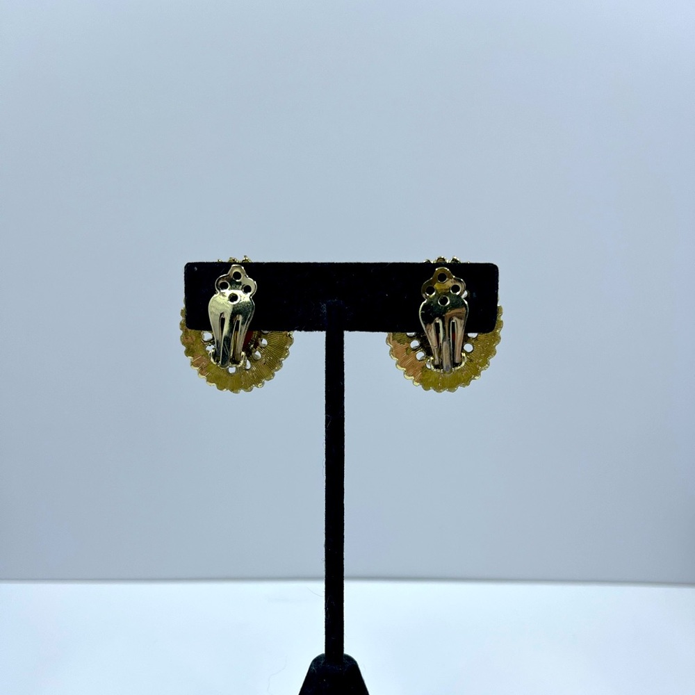 Gorgeous and Unique Vintage Cameo Upside Down Clip On Earrings - Picture 4 of 7
